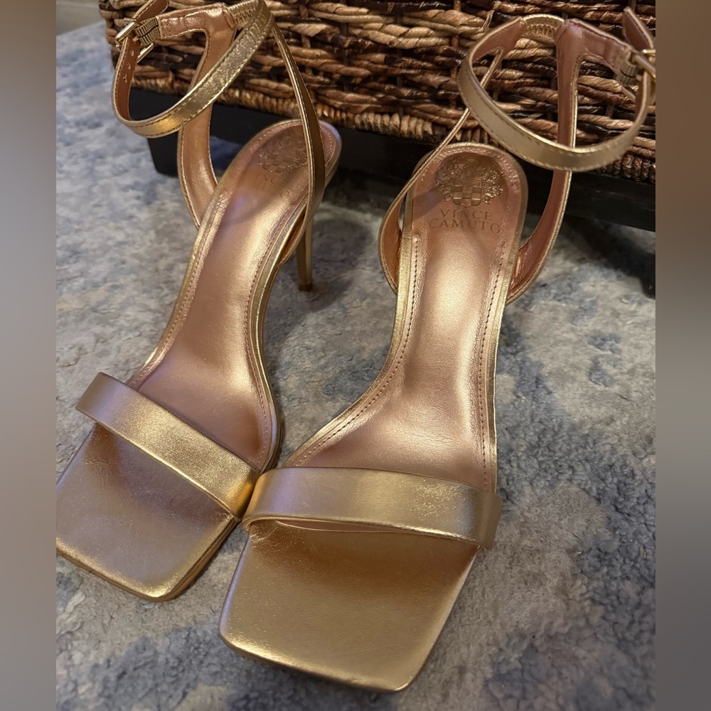 Vince Camuto Sapendra EUC Metallic Gold Heels Size 10